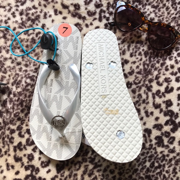 Michael Kors Sandals Flip Flops 7 Silver NIB - Picture 2 of 4